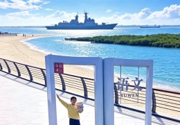 տ��д��Сѧ�������꼶���ġ�����С�ǡ���տ������ҵ���ͷ�չ�ˣ��ڴ�ï��Я������