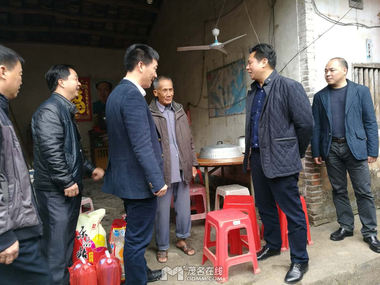 �����ί����ǡ�������һ��ǻƶ������Ҷ�����������ί��Ǻ���׿�����������������򳤣���һ��