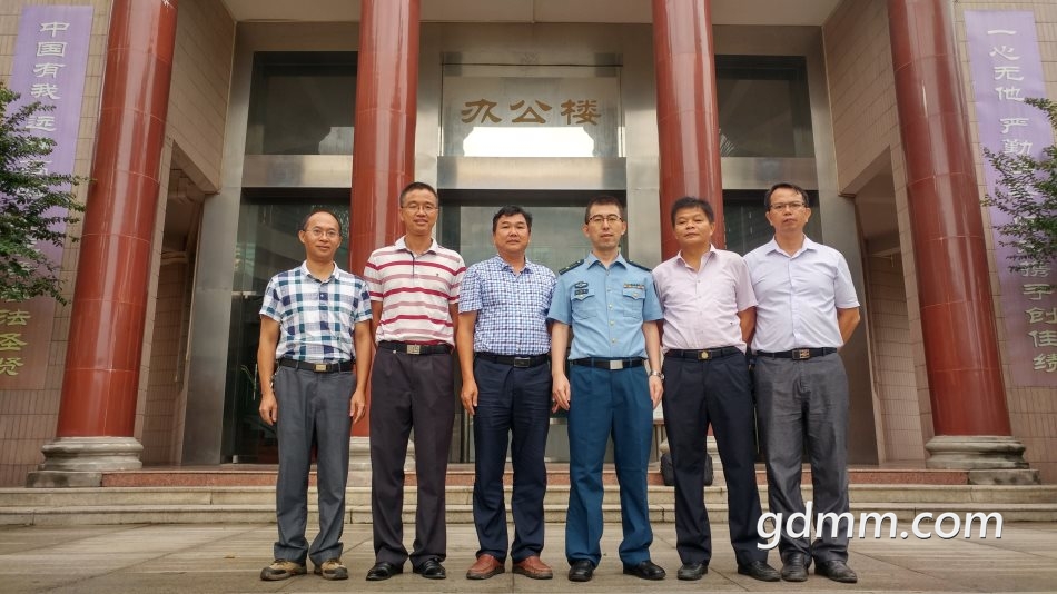 �վ����մ�ѧ���зɾ�����ѧУ�쵼��һ��