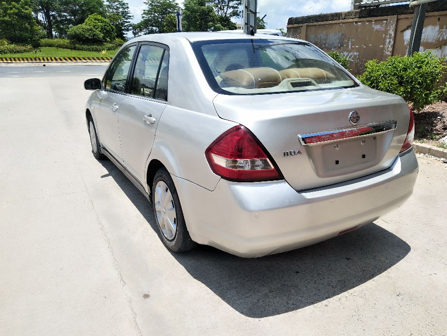 转让日产颐达05年11月自动挡车况靓无事故无水泡够省油练手