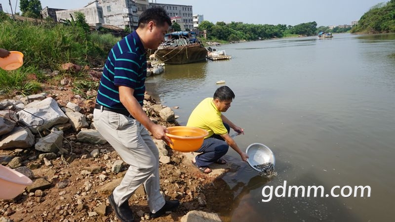 �к�������ո��ֳ����ǻ��쵼�ڷ���_����.jpg