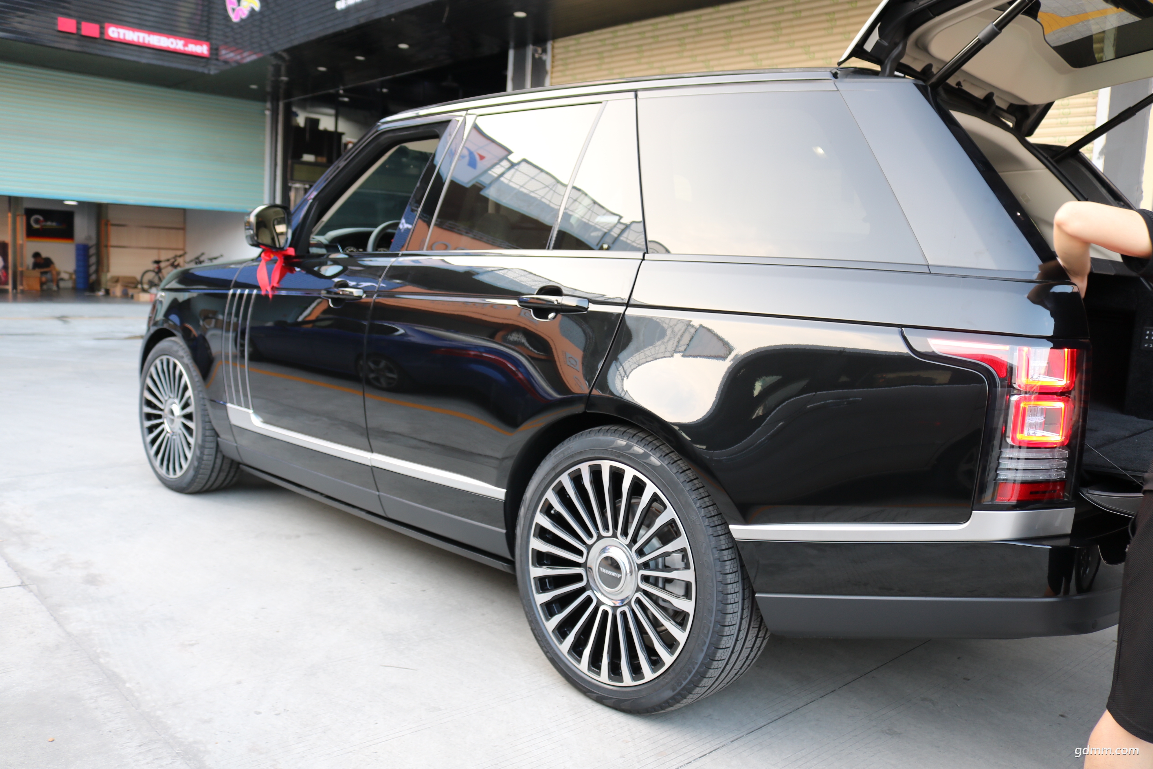 【视频】路虎揽胜改装22寸轮毂效果 万吨级锻造铝合金轮毂 品质安全有