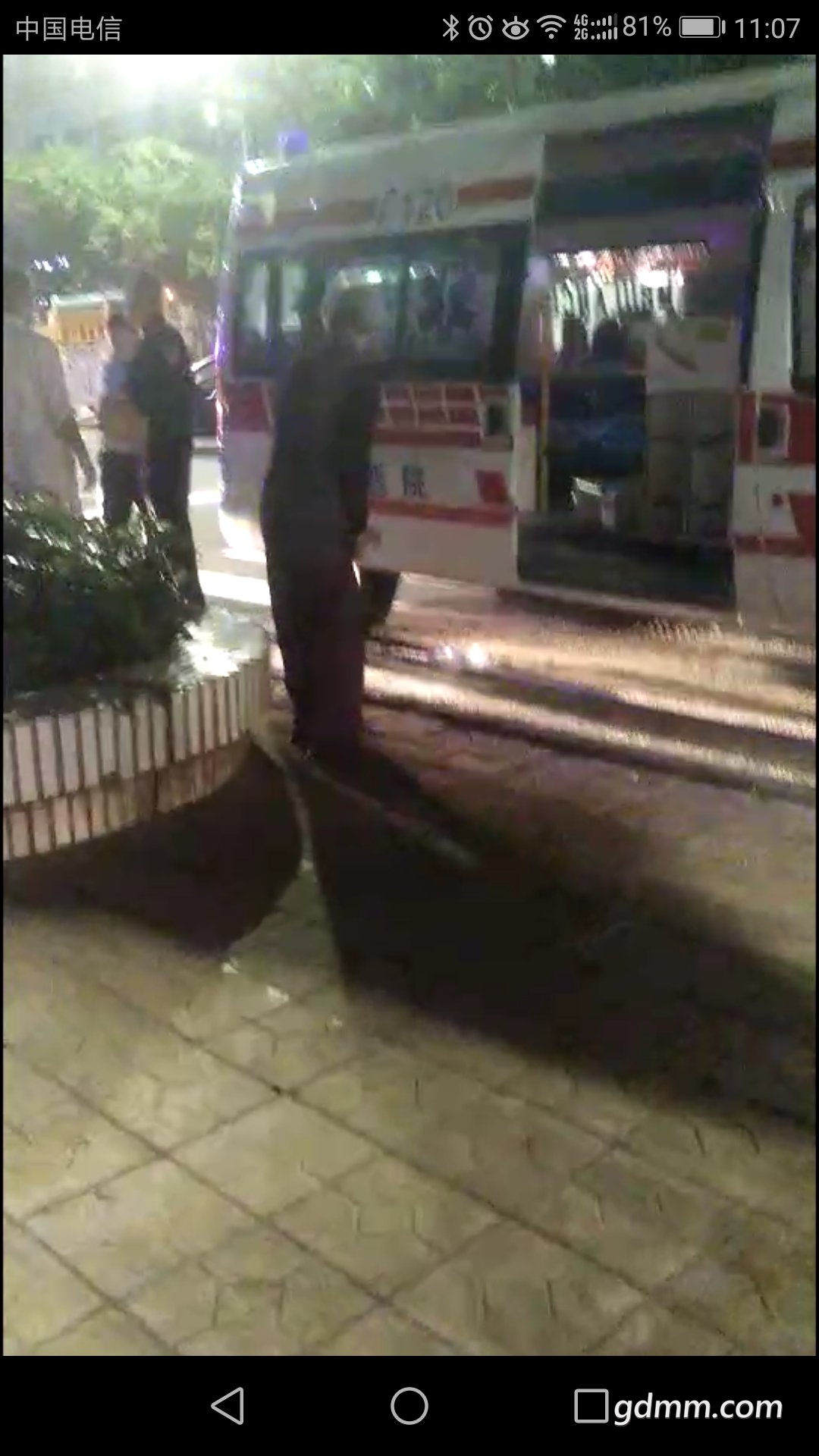 �Ƹ����Ű����߱�ײ���˼�2.jpg