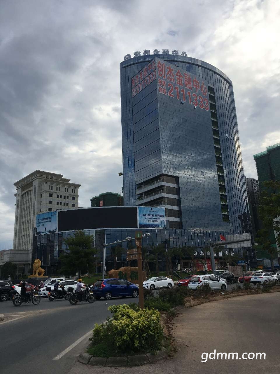 东信时代广场旁边有块大空地在荒废,另外这里的写字楼好闷气啊-茂名