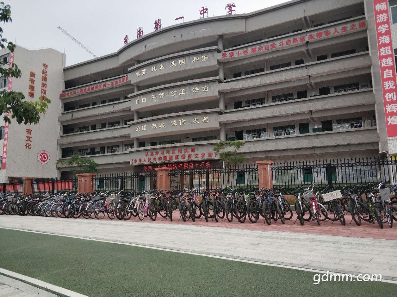 茂南一中学生已回校上课学校还贡献停车场给社会车辆乱停乱放逢上下课