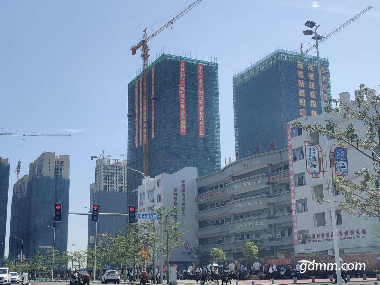 喜来登酒店进驻站南片区出自鸿荟国际的广告条幅