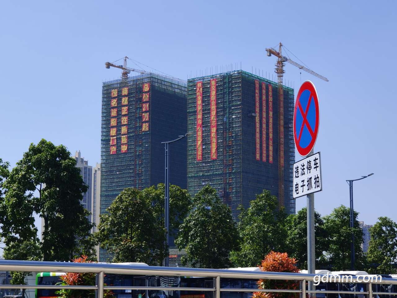 喜来登酒店进驻站南片区出自鸿荟国际的广告条幅