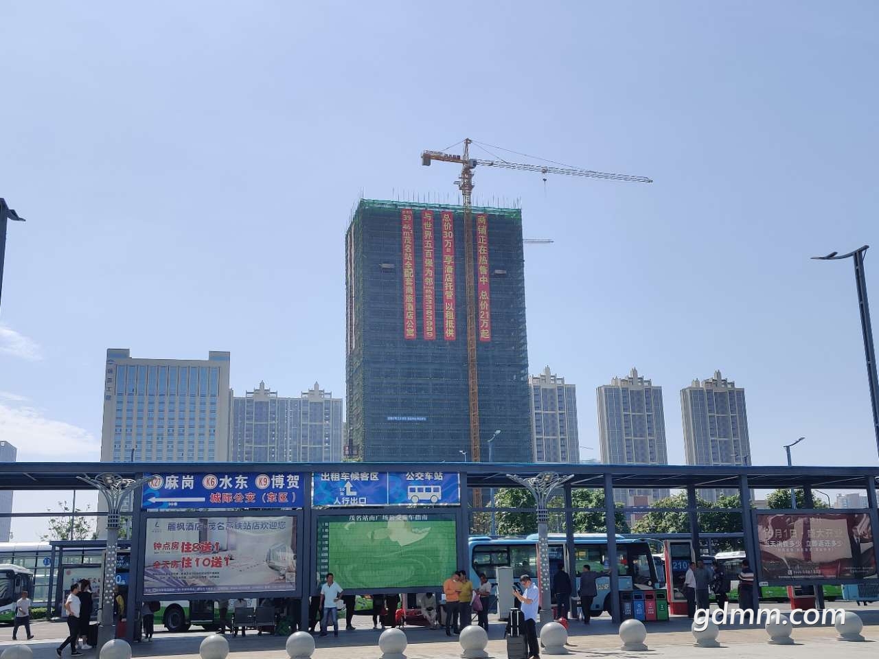 喜来登酒店进驻站南片区出自鸿荟国际的广告条幅