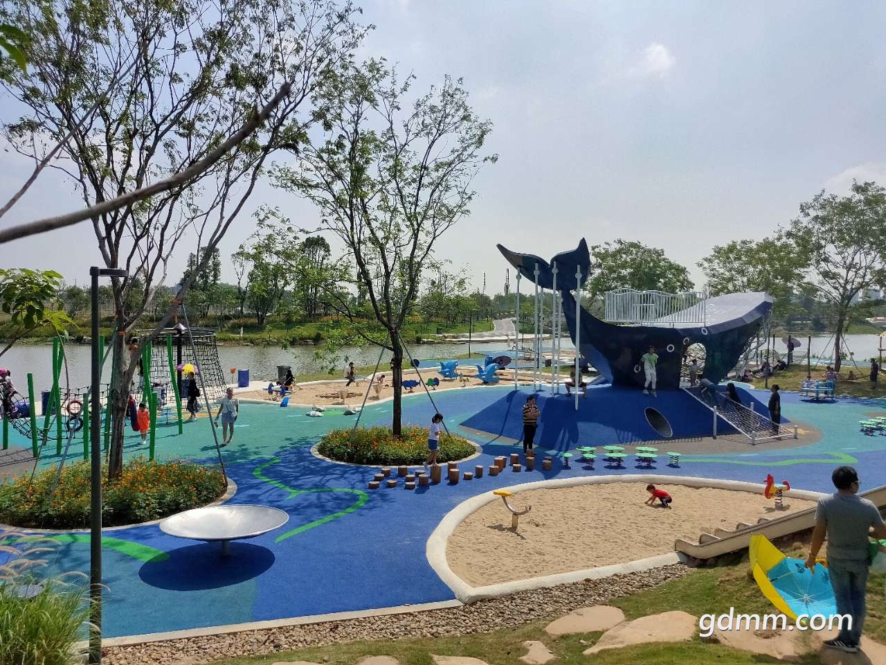 新湖公园增设完善游乐设施鲸鱼儿童主题广场