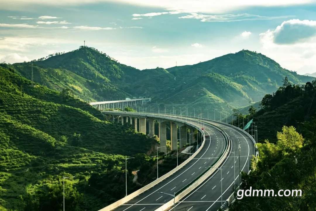 信宜人创作歌曲前路庆祝云茂高速通车