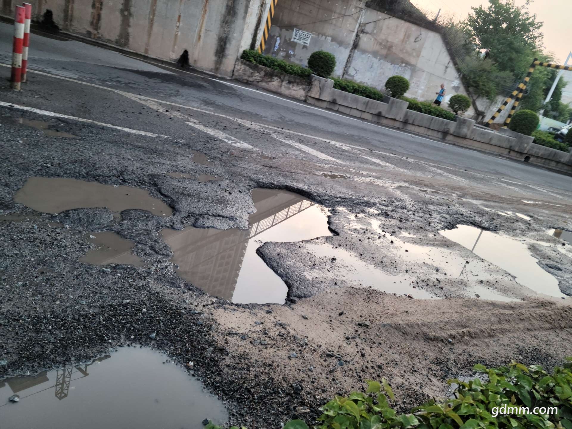 高山路铁路桥底